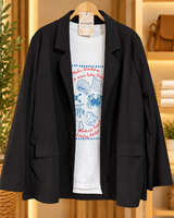 Blazer Naomi negro con solapas clásicas y mangas largas, visto de frente.