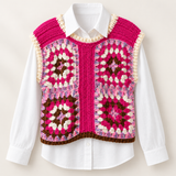 Chaleco crochet Mosaico multicolor con cuadrados en fucsia, rosa, crema y marrón sobre camisa blanca