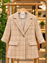 Blazer Cuadrillé Kristin beige, vista frontal con detalles de bolsillos con solapa.