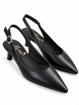 Par de Zapatos Mia de Alexa en bordó, con taco fino y tira trasera ajustable con hebilla.