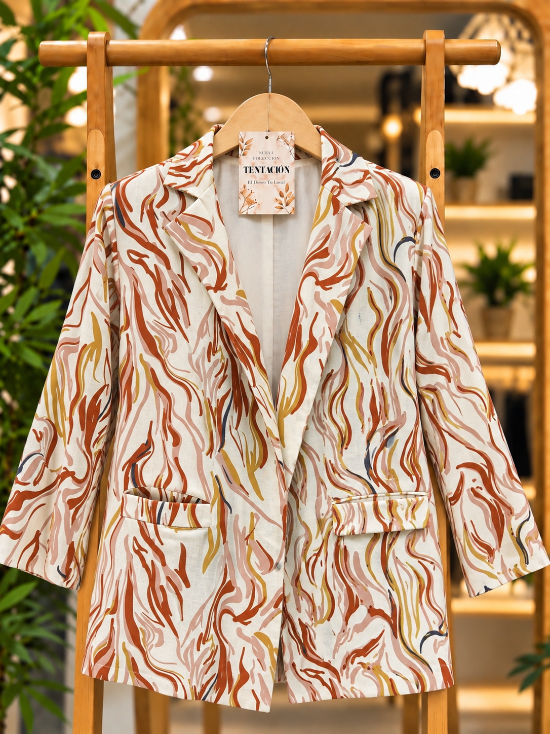 Blazer Estampado de Lino Melody de frente, con líneas abstractas en terracota, rosa y mostaza sobre fondo claro.