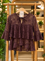 Blusa de encaje Dorothy negra, con transparencias florales, lazo en el escote y mangas con volados.
