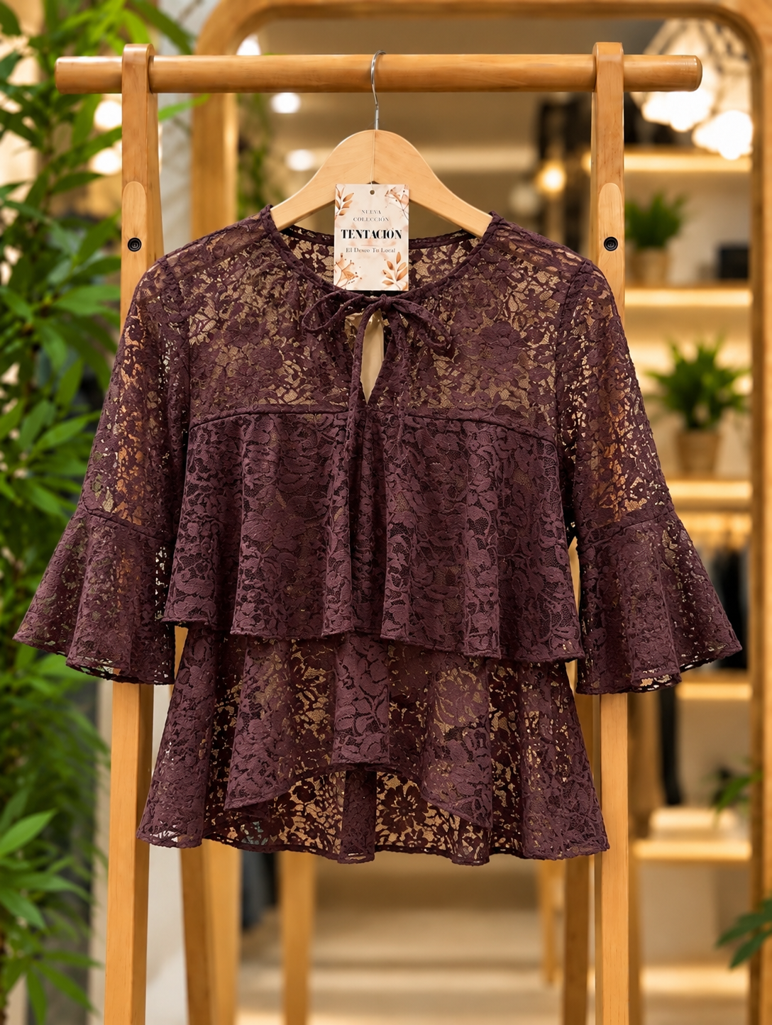 Blusa de encaje Dorothy negra, con transparencias florales, lazo en el escote y mangas con volados.