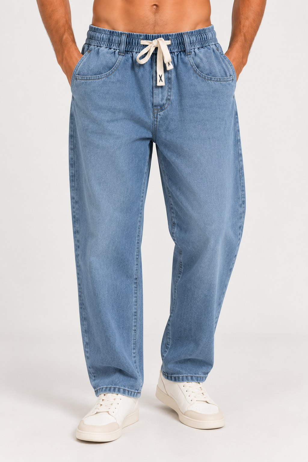 Jean Jack de hombre en azul lavado, con cintura elastizada, cordón claro y piernas amplias.