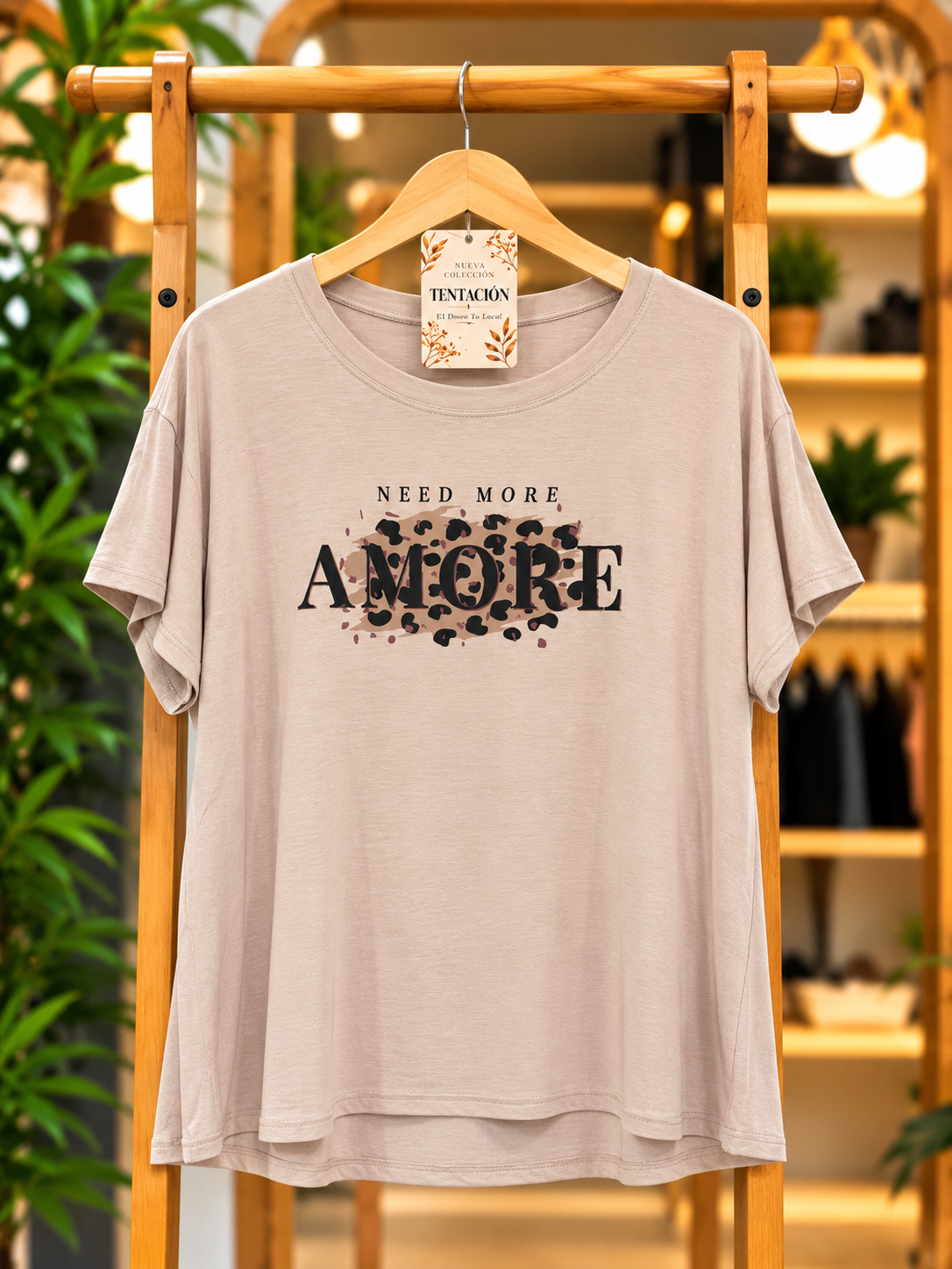 Remera Need More en blanco, con cuello redondo y estampa NEED MORE AMORE con detalle animal print.