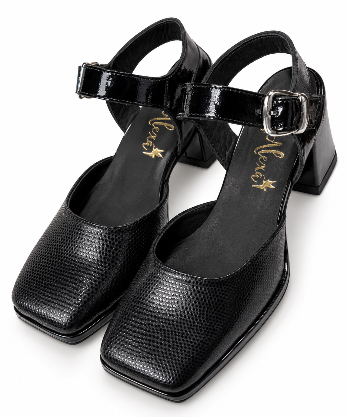 Zapatos Paris en tono claro puestos, con taco ancho y pulsera al tobillo