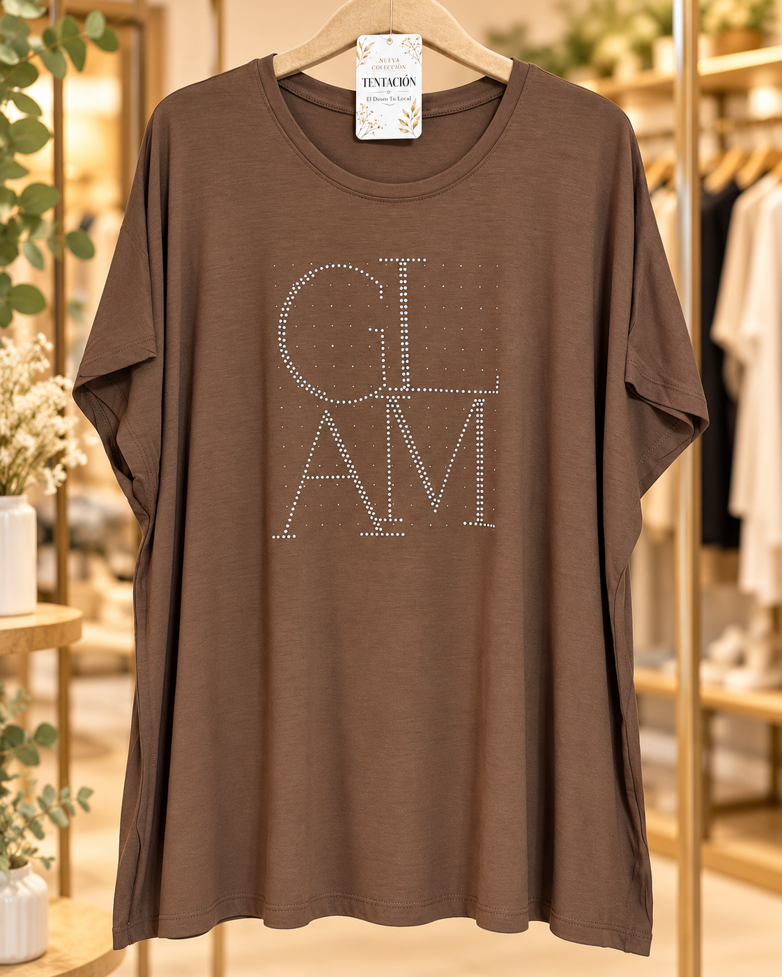 Remera Básica Rosalie Plus Size en marrón, con cuello redondo, mangas cortas y diseño GLAM con aplicaciones brillantes.