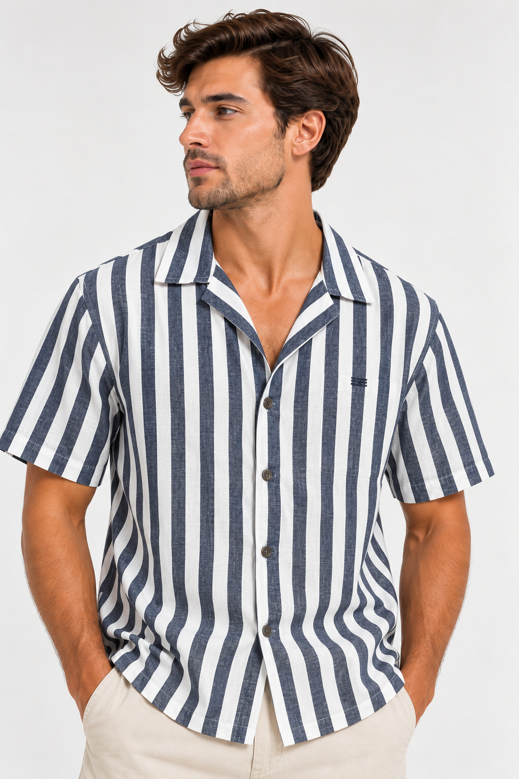 Camisa Rayada Tomás de manga corta con rayas azules y blancas, cuello abierto y botones frontales.