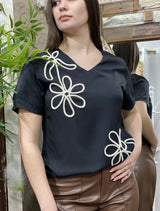 Blusa Alba con Flores en Relieve 3D y Escote en V