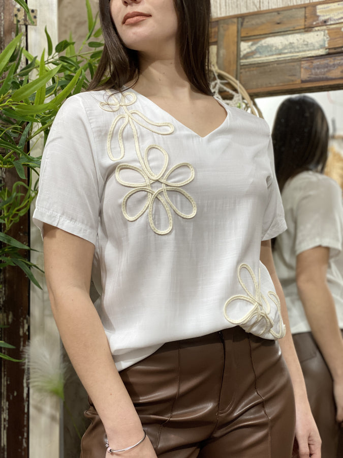 Blusa Alba con Flores en Relieve 3D y Escote en V