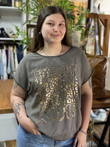 Blusa Alba de Corte Relajado con Círculo Animal Print Dorado