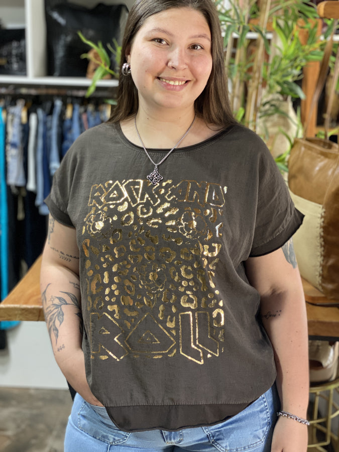 Blusa Alba de Corte Relajado con Círculo Animal Print Dorado