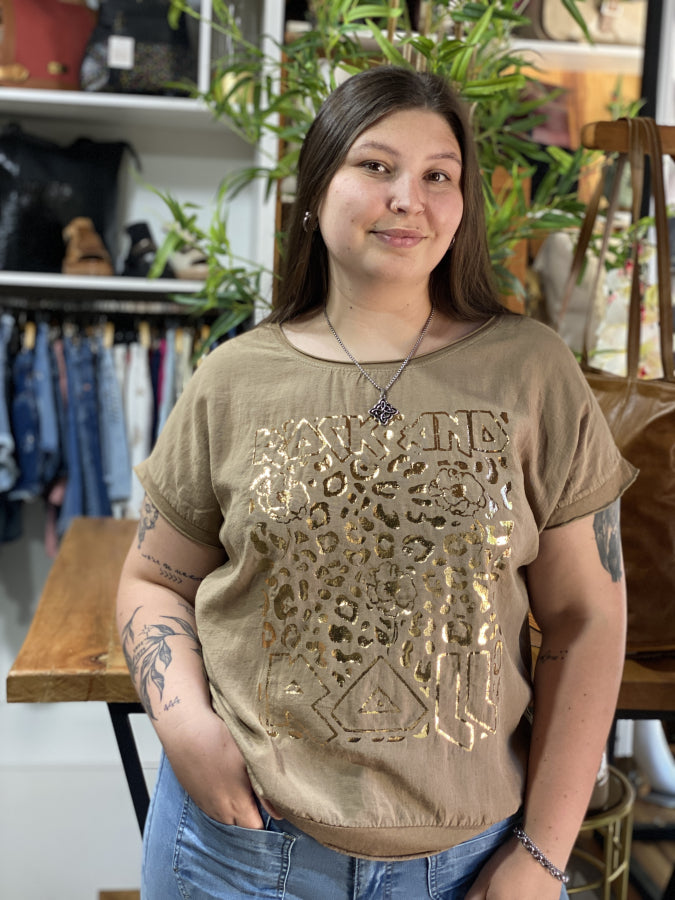 Blusa Alba de Corte Relajado con Círculo Animal Print Dorado