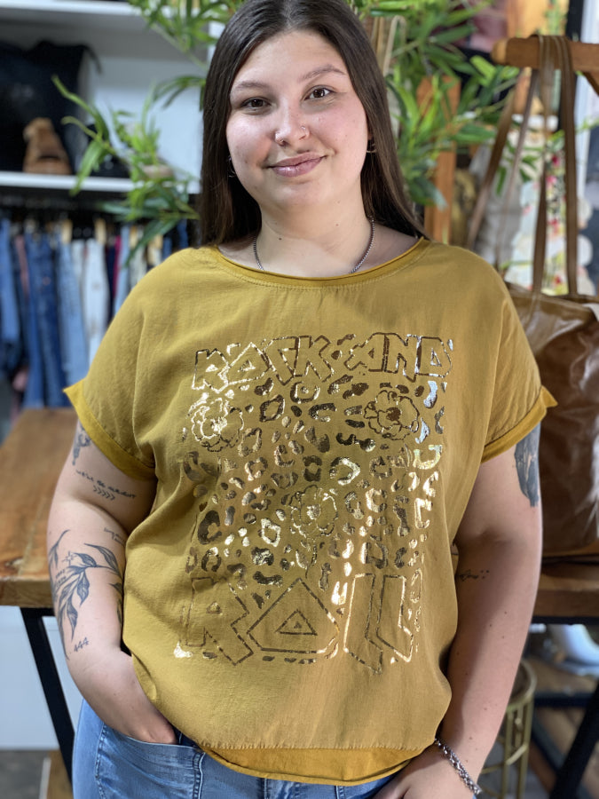 Blusa Alba de Corte Relajado con Círculo Animal Print Dorado