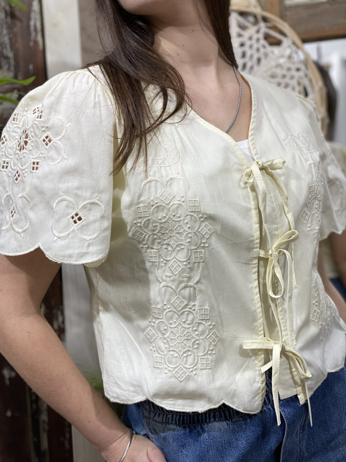 Blusa Amelia de Algodón Bordado con Lazos Frontales y Festón