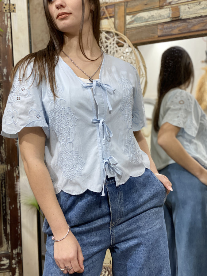 Blusa Amelia de Algodón Bordado con Lazos Frontales y Festón