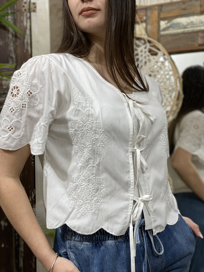 Blusa Amelia de Algodón Bordado con Lazos Frontales y Festón