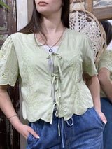 Blusa Amelia de Algodón Bordado con Lazos Frontales y Festón