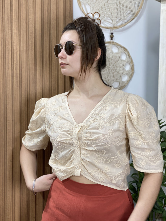 Blusa Crop Angela Bordada con Flores en Relieve y Mangas Abullonadas