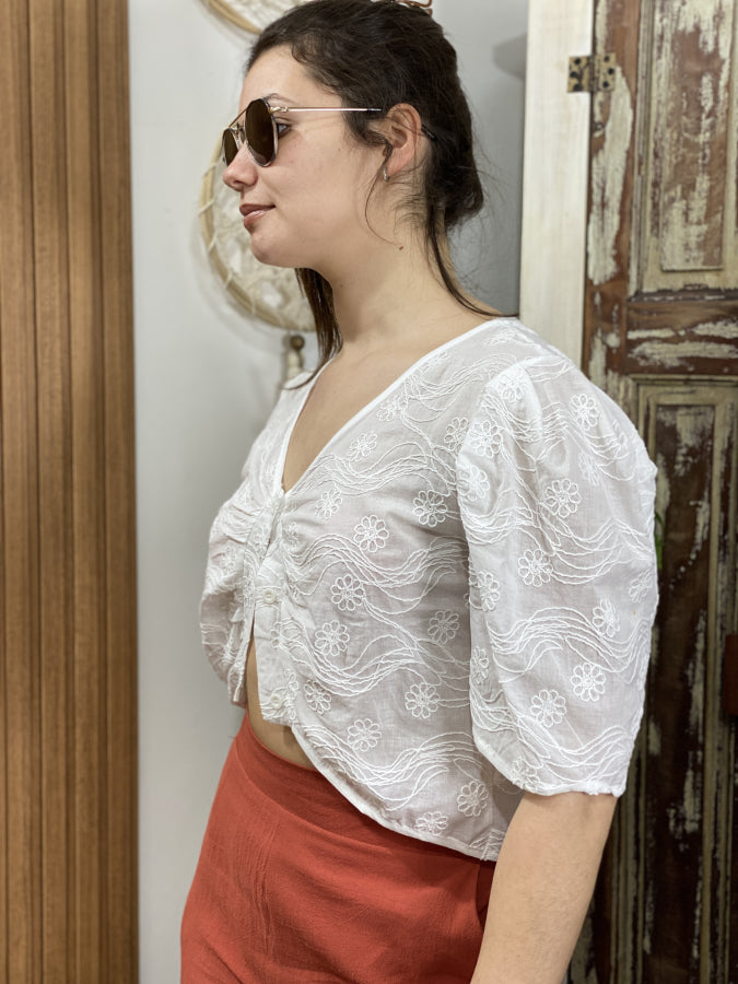 Blusa Crop Angela Bordada con Flores en Relieve y Mangas Abullonadas