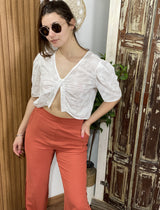 Blusa Crop Angela Bordada con Flores en Relieve y Mangas Abullonadas