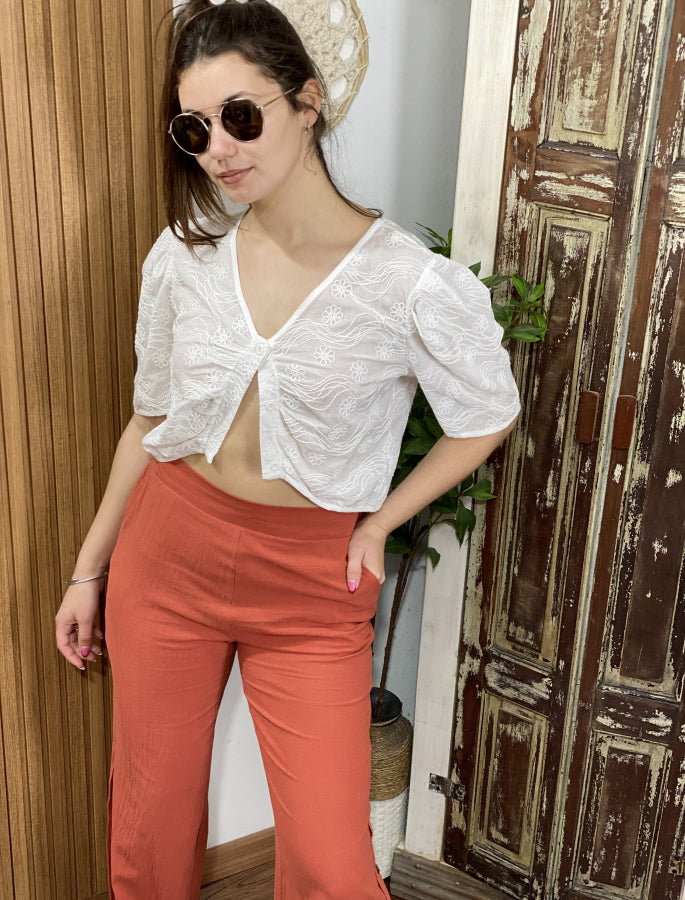 Blusa Crop Angela Bordada con Flores en Relieve y Mangas Abullonadas