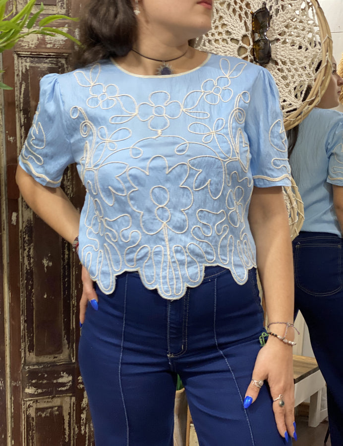 Remera Corina de Algodón con Hoja Bordada en Relieve 3D