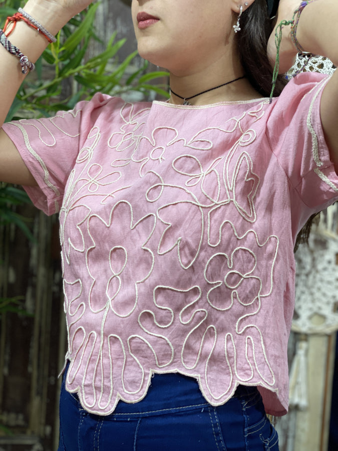 Remera Corina de Algodón con Hoja Bordada en Relieve 3D