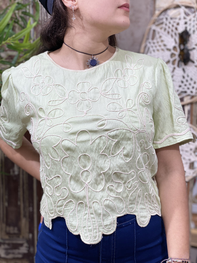 Remera Corina de Algodón con Hoja Bordada en Relieve 3D