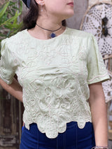 Remera Corina de Algodón con Hoja Bordada en Relieve 3D