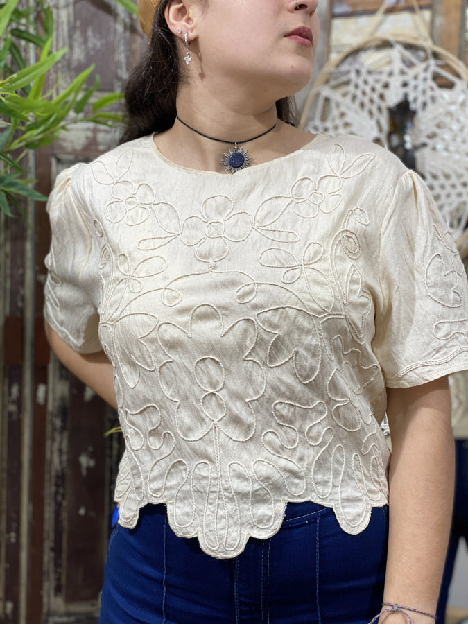 Remera Corina de Algodón con Hoja Bordada en Relieve 3D