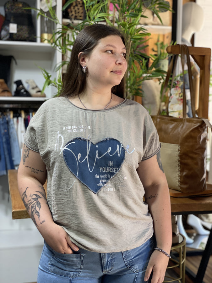 Blusa Damaris con Corazón Denim y Foil "Believe"