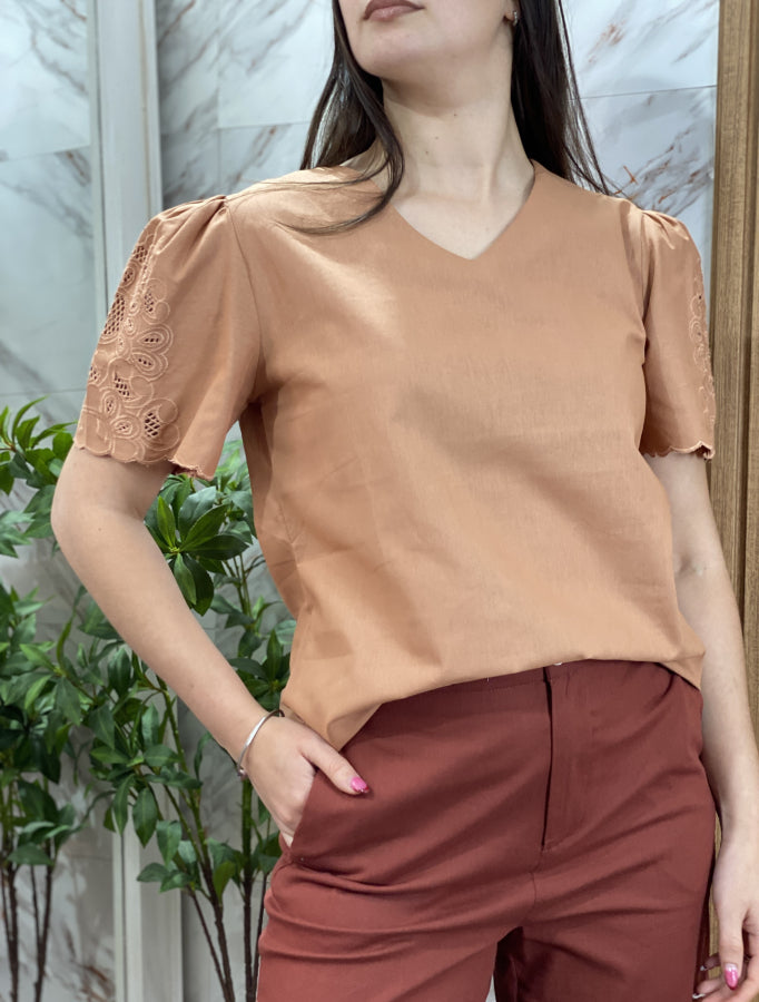 Blusa Onara de Algodón con Mangas de Bordado Intrincado