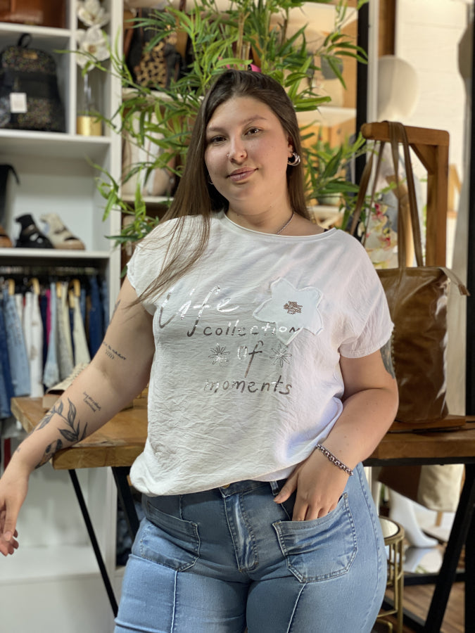 Blusa Life Texturizada con Flor de Pedrería y Lettering Metalizado