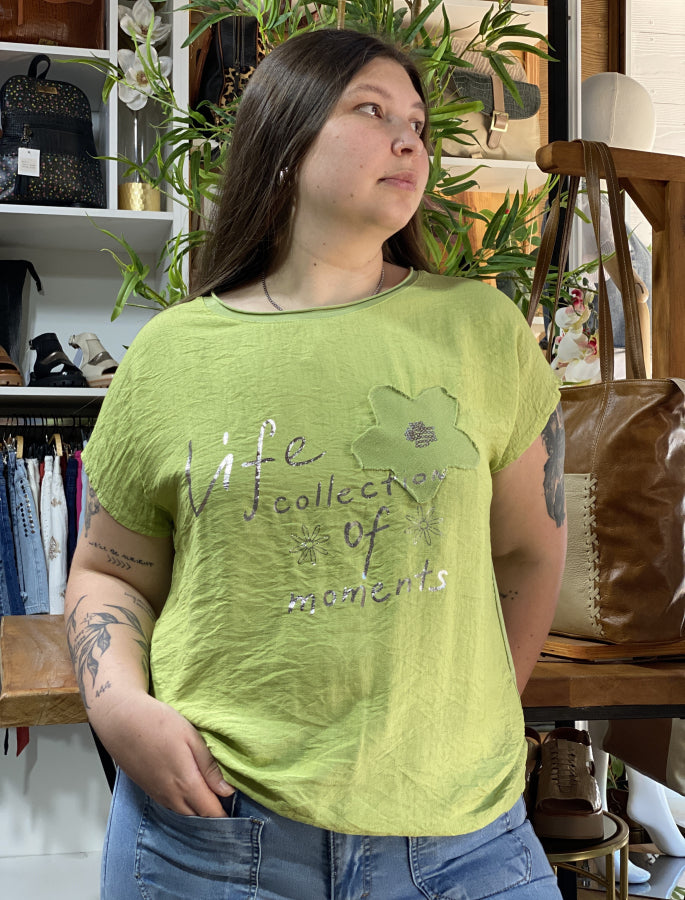 Blusa Life Texturizada con Flor de Pedrería y Lettering Metalizado
