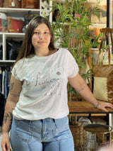 Blusa Life Texturizada con Flor de Pedrería y Lettering Metalizado