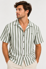 Camisa Rayada Tomás de manga corta con rayas verdes y blancas, cuello abierto y botones frontales.