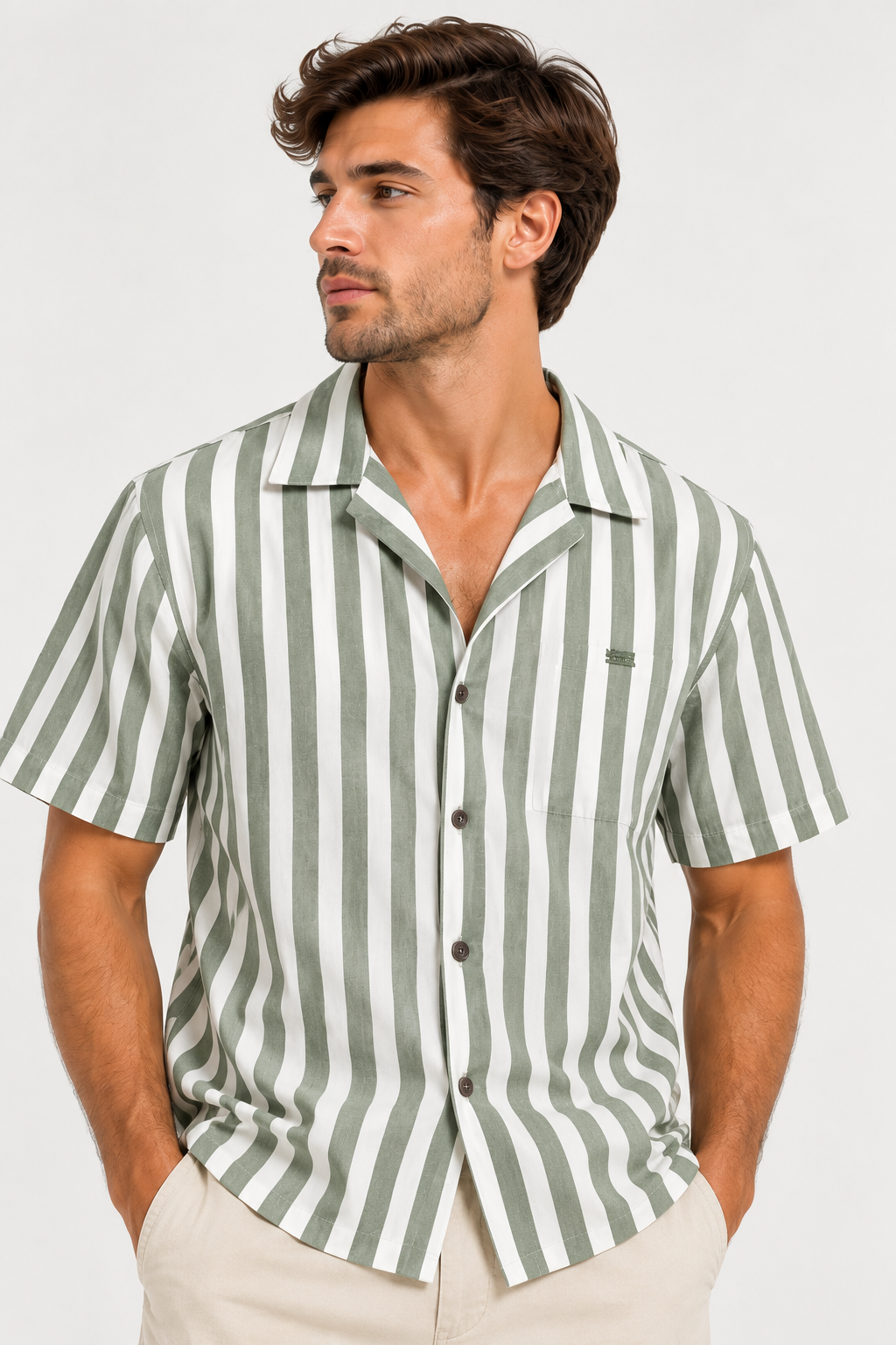 Camisa Rayada Tomás de manga corta con rayas verdes y blancas, cuello abierto y botones frontales.