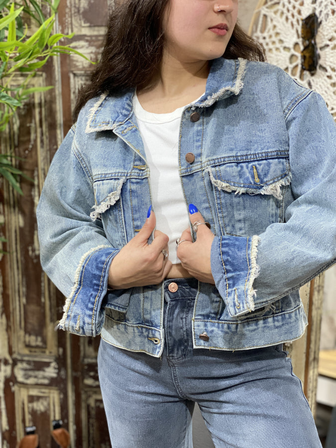 Chaqueta Denim Sammy con Detalles Deshilachados