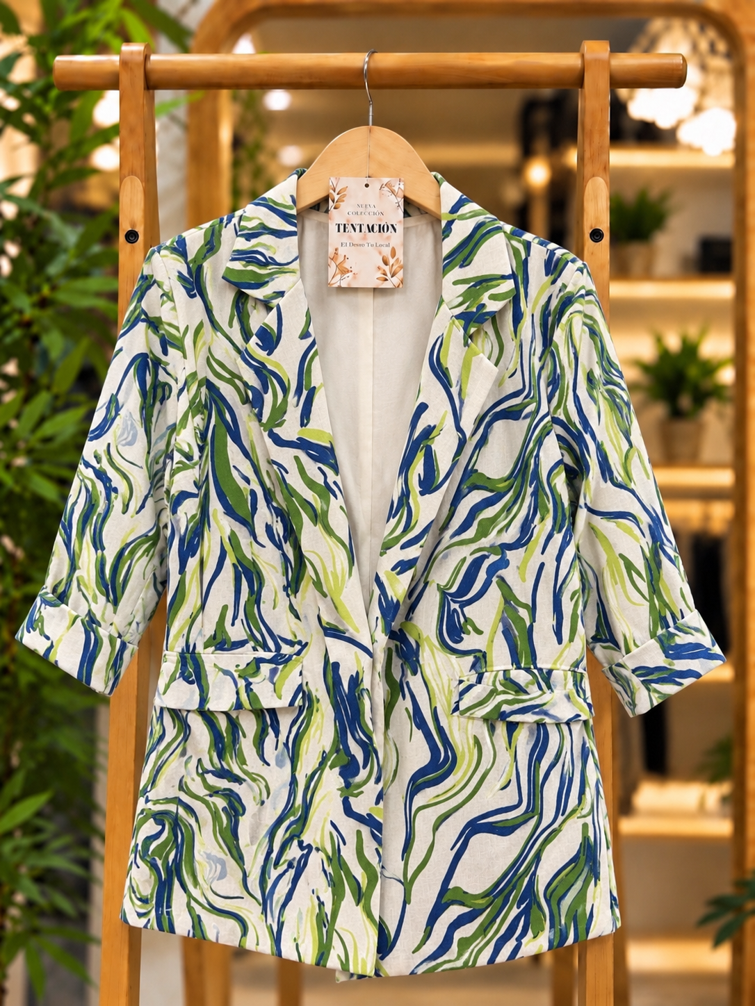 Blazer Estampado de Lino Melody de frente, con líneas abstractas azules y verdes sobre fondo claro y solapas clásicas.