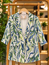 Blazer Estampado de Lino Melody de frente, con líneas abstractas azules y verdes sobre fondo claro y solapas clásicas.
