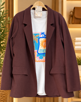Blazer Naomi en tono marrón oscuro, con solapas clásicas y mangas largas, visto de frente.