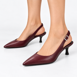 Zapatos Mia de Alexa en bordó sobre modelo, con punta fina, taco fino y tira trasera con hebilla.