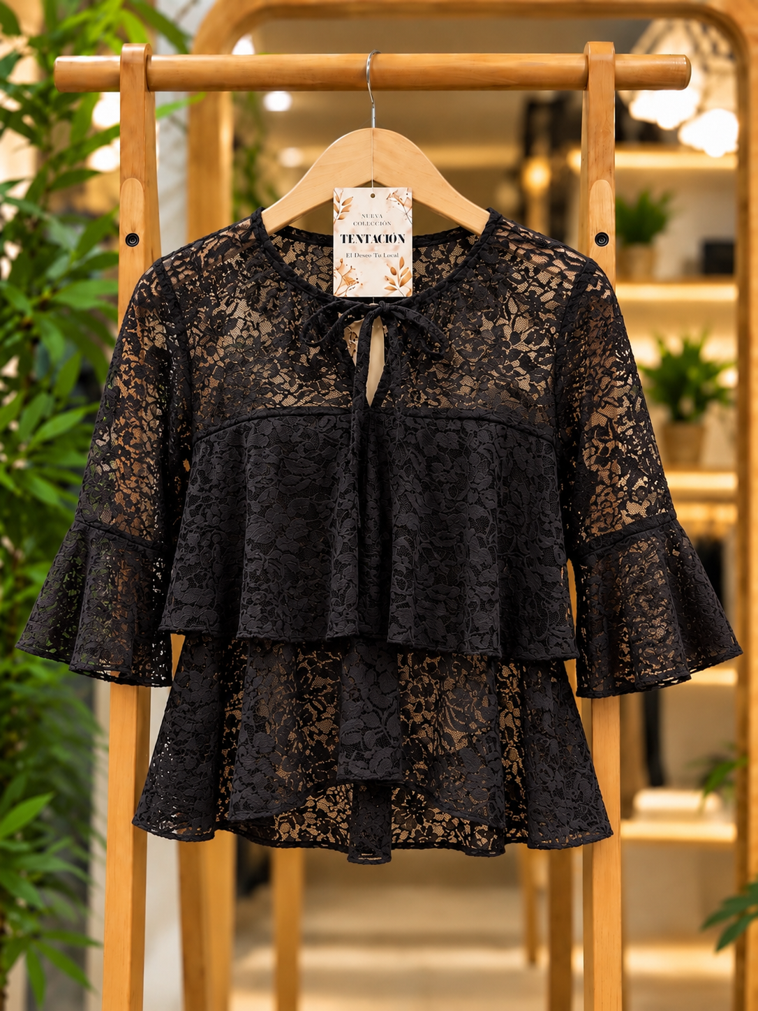 Blusa de encaje Dorothy en tono marrón, con encaje floral, lazo en el escote y volados.