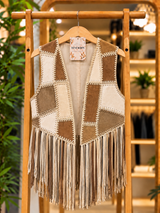 Chaleco June de frente abierto, con retazos crudos, camel y marrones, puntadas decorativas y flecos largos.