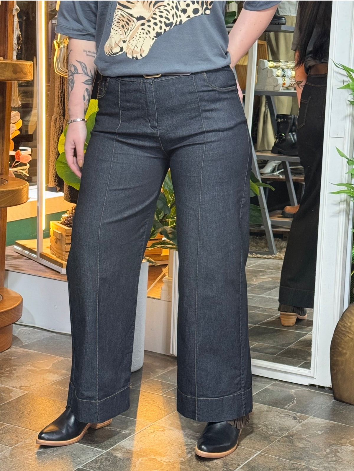 Pantalón Rossmary símil jean gris grafito, detalle del calce y la basta