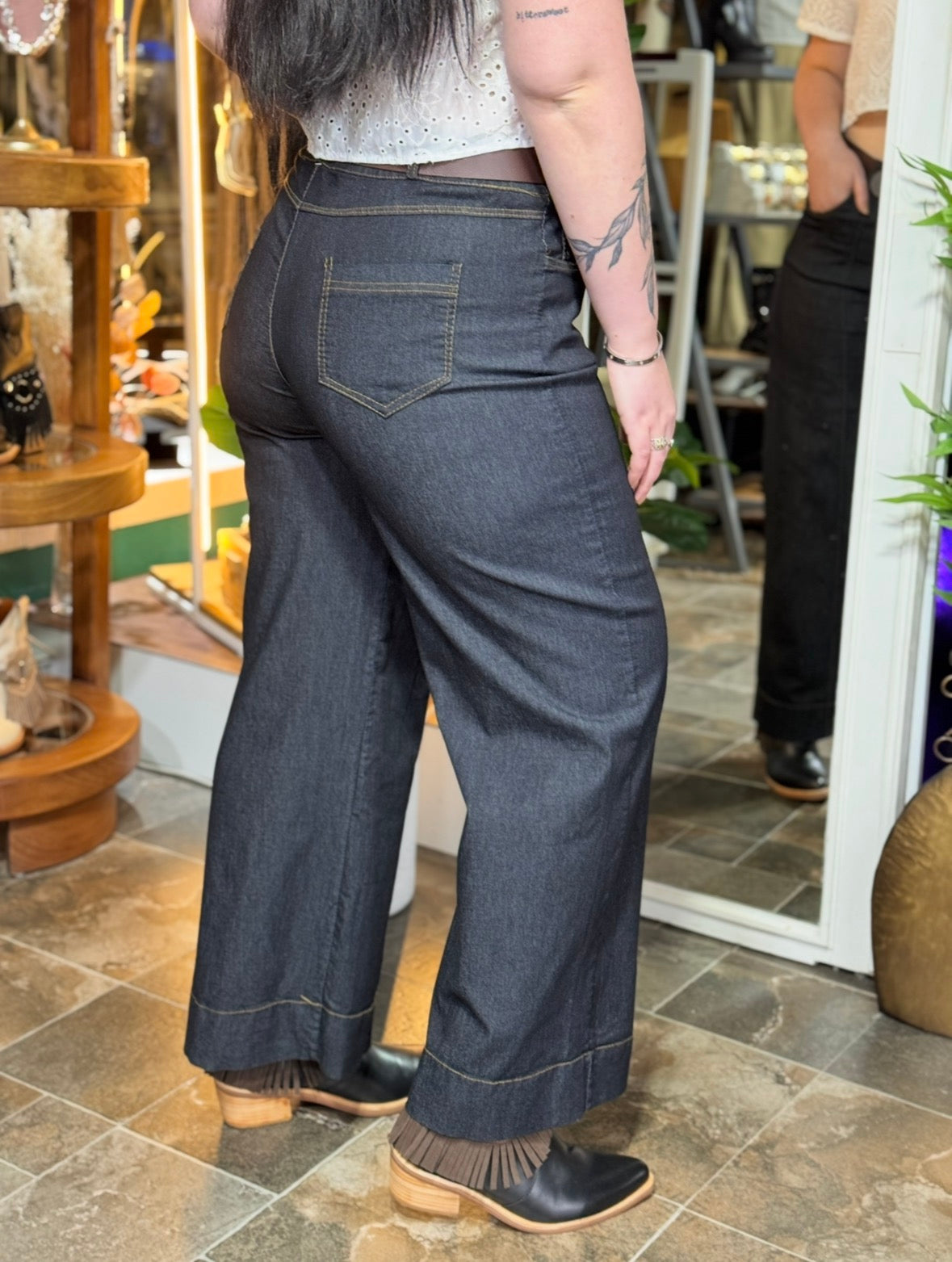 Pantalón Rossmary símil jean gris grafito, vista frontal de cerca