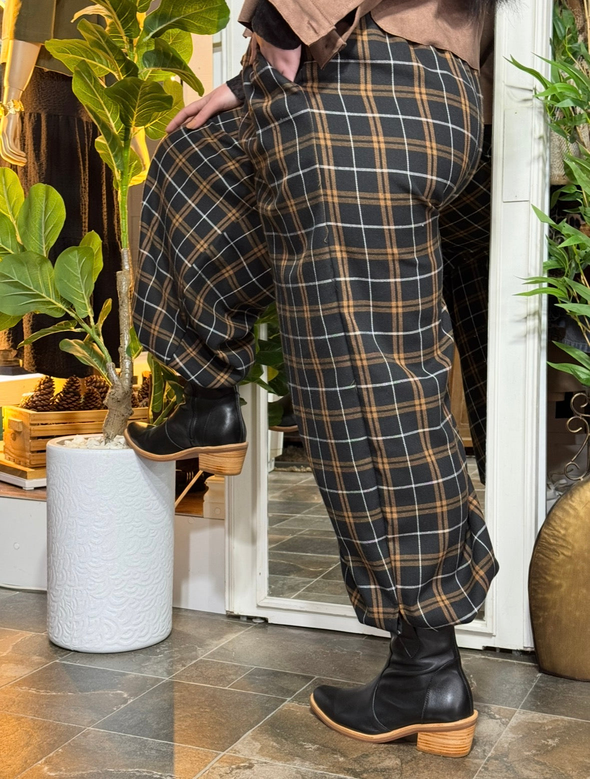Detalle del estampado a cuadros negro, blanco y camel del Pantalón Virginia