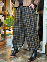 Pantalón Virginia negro a cuadros en blanco y camel con pierna amplia
