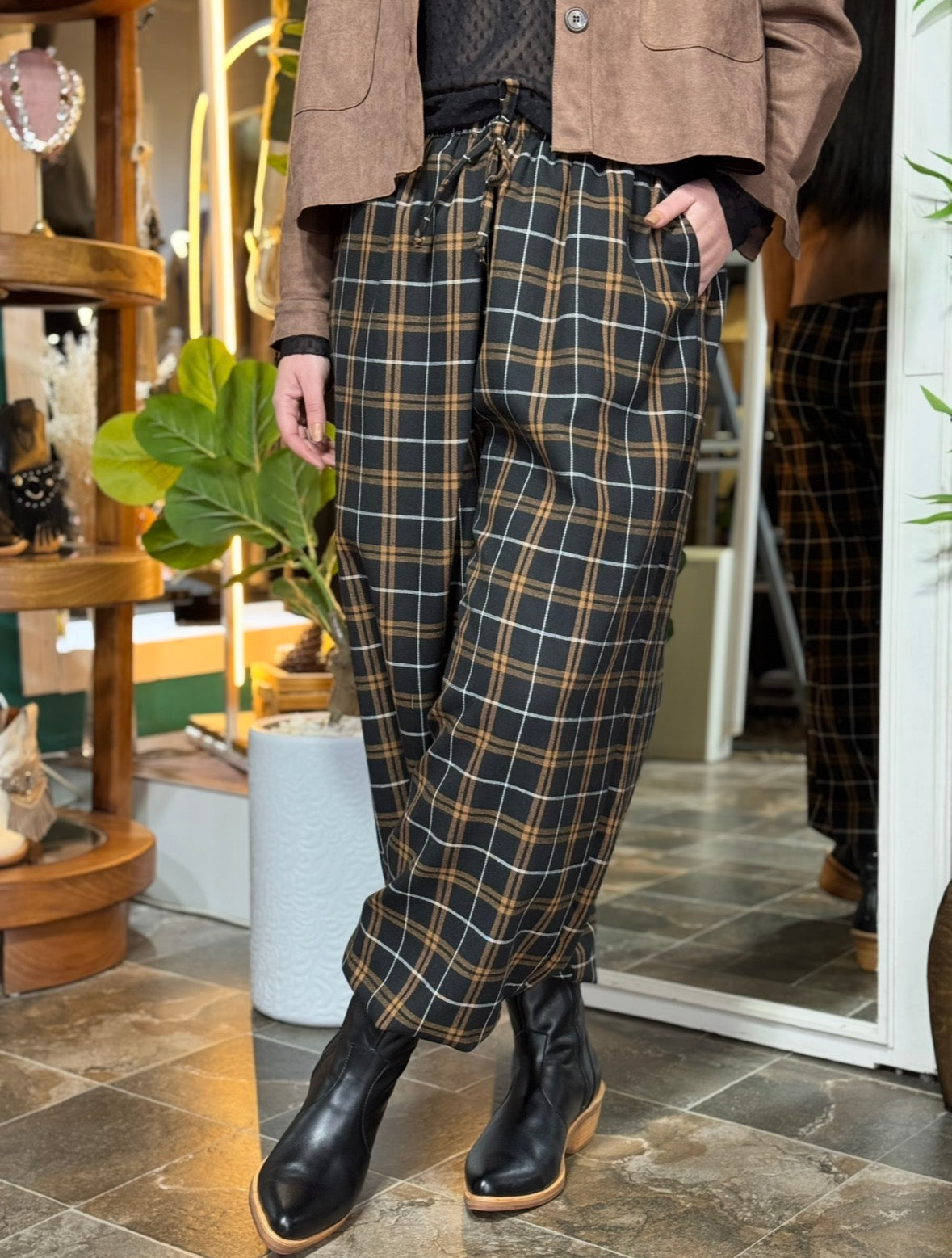 Pantalón Virginia a cuadros de calce amplio combinado con botas negras